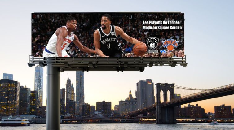 Grand panneau publicitaire urbain affichant un match de basket des Brooklyn Nets au-dessus d'une ligne d'horizon de gratte-ciels.