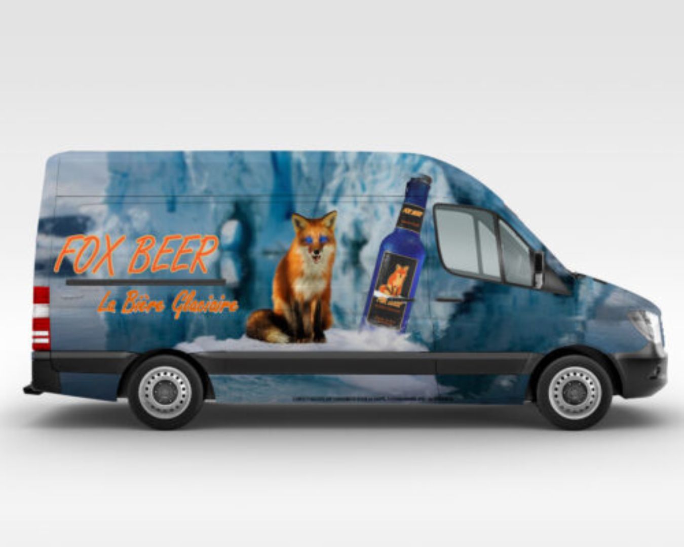 Une camionnette blanche dont le flanc est recouvert d'un flocage publicitaire pour Fox Beer, réalisé par AK Web Concept, montrant le visuel du renard dans la glace.