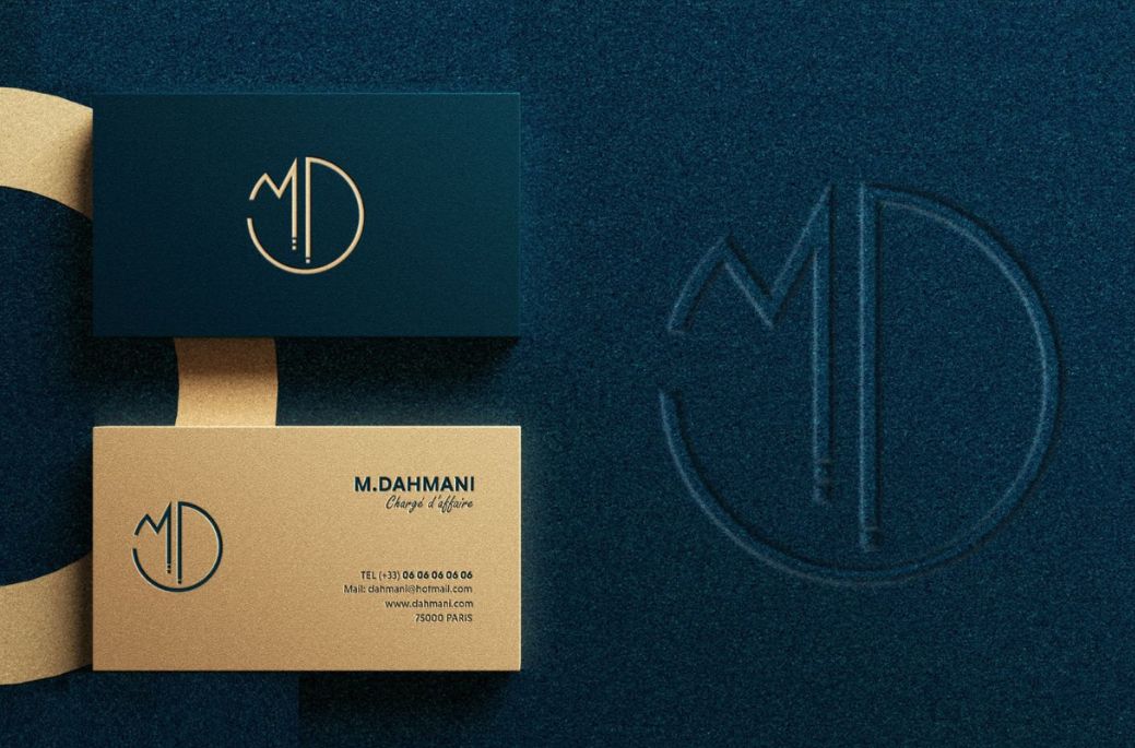 Cartes de visite professionnelles au design épuré, mettant en valeur le logo M. Dahmani sur un support texturé sombre, symbole d'une identité B2B élégante et stratégique.