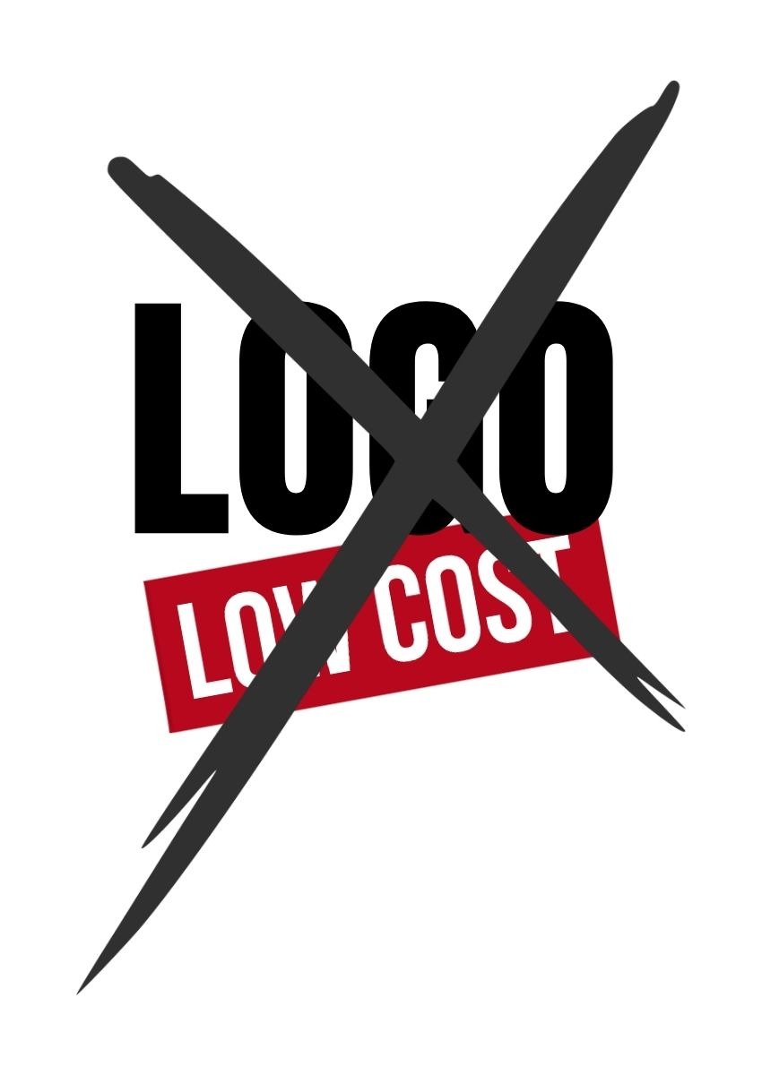 Un visuel typographique où le mot "LOGO" est écrit en gros caractères noirs au centre, avec le mot "LOW-COST" en plus petit en dessous, le tout barré d'une grande croix noire agressive.