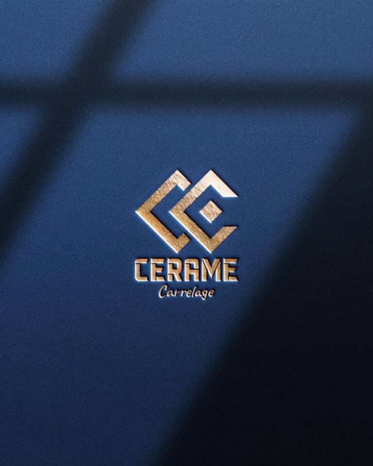Logo Cérame Carrelage doré présenté sur un fond bleu foncé. et créé par AK Web Concept, graphiste à Metz