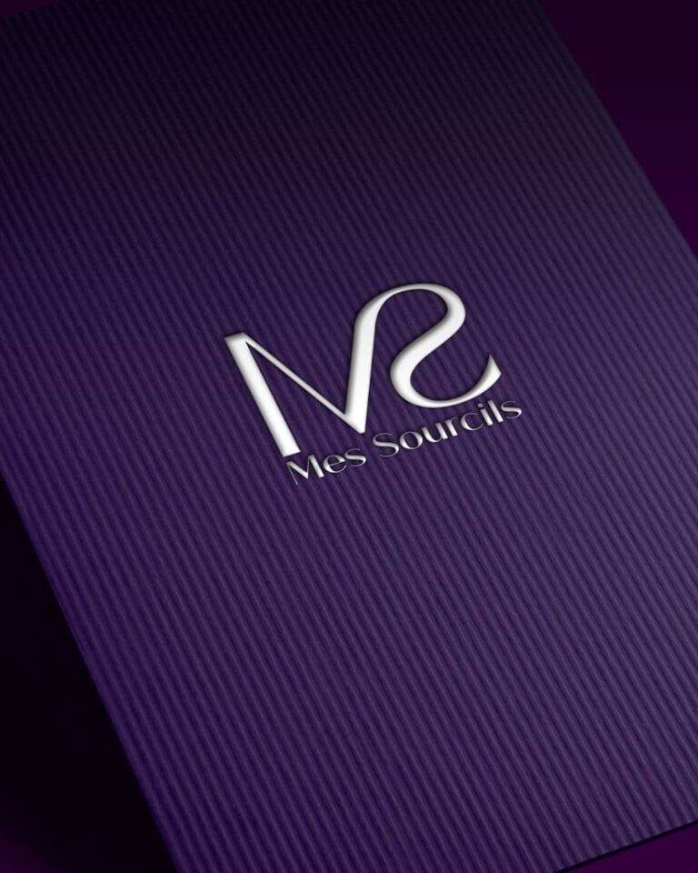 Création du logo Mes Sourcils par AK Web Concept. Logo blanc présenté sur un support violet