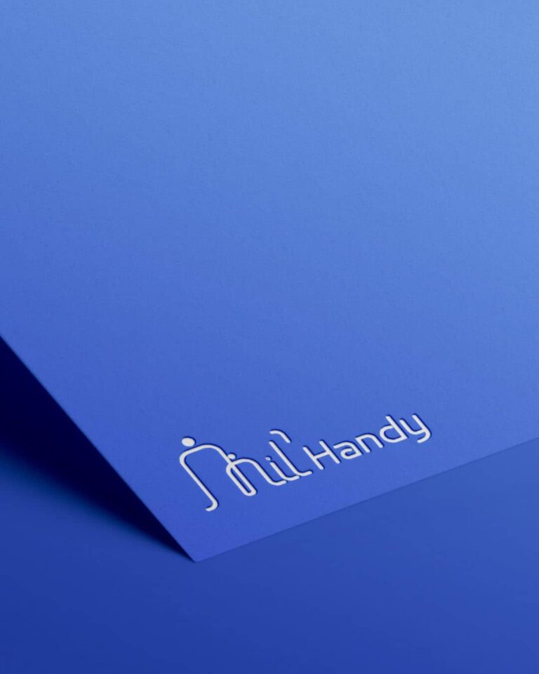 Logo Mil’Handy créé sur mesure par AK Web Concept. Logo blanc présenté sur un support bleu.