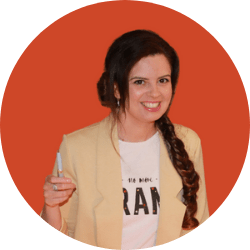 Portrait de Lucie François, rédactrice web, souriante sur fond orange.