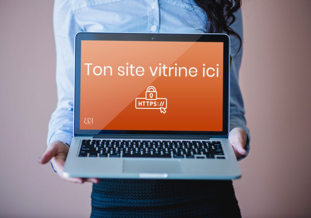 Image d'une femme qui tient un ordinateur portable contenant une publicité pour la création de site vitrine par AK Web Concept.